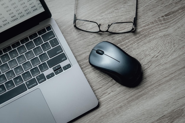 Photo laptop keyboard computer mouse and glasses working atmosphere on the table freelance business