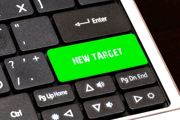 노트북 키보드에는 NEW TARGET이라고 적힌 녹색 버튼이 있습니다.