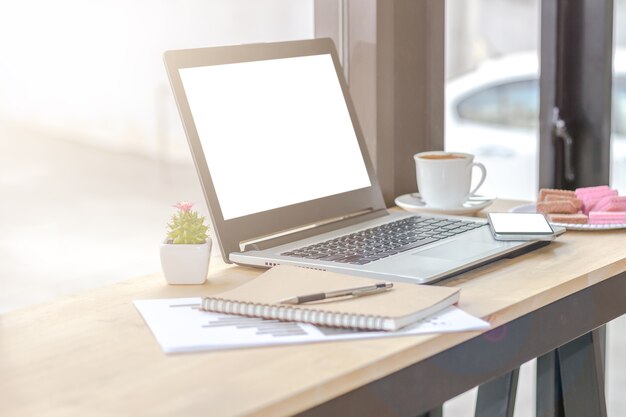 Foto laptop klaar voor werk in een coffeeshop