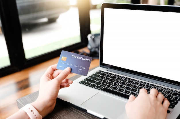 Laptop leeg en het betalen van geld door creditcard te gebruiken