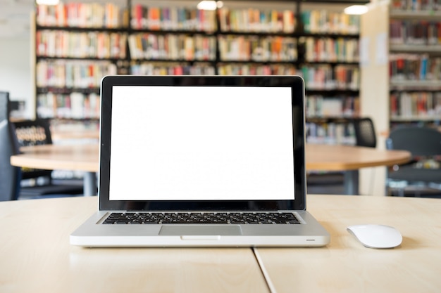 Laptop leeg scherm in de bibliotheek en op kantoor