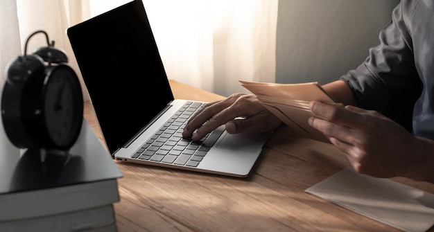 Laptop leeg scherm op houten tafel met muis smartphone en heidebloem 3D-rendering