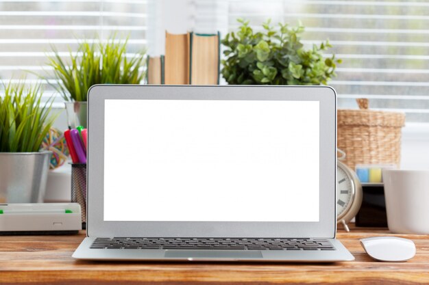 laptop leeg scherm op houten tafel.