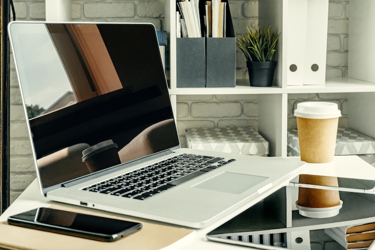 Photo laptop in a light room on working table with office supplies