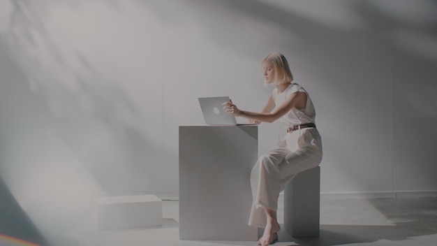 Photo laptop man and woman white pillar and background