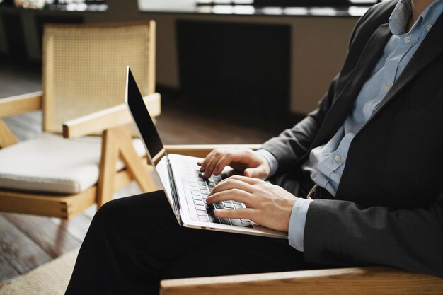 Laptop mannen handen in de buurt van de computer 5G-gegevensoverdracht drukt een bericht op het toetsenbord af