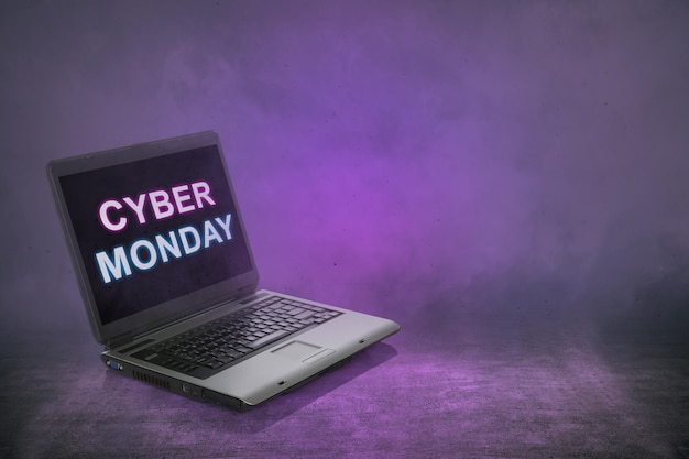 Laptop met Cyber Monday-tekst op het scherm