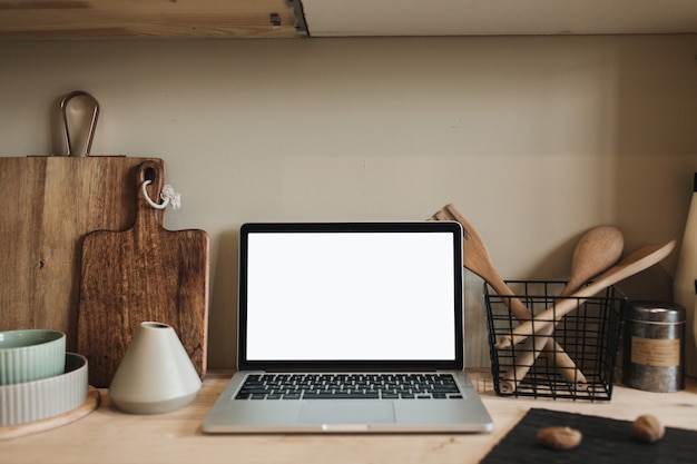 Laptop met een leeg scherm en keukengerei in de keuken