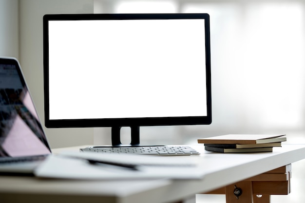 Laptop met een leeg scherm op tafel.