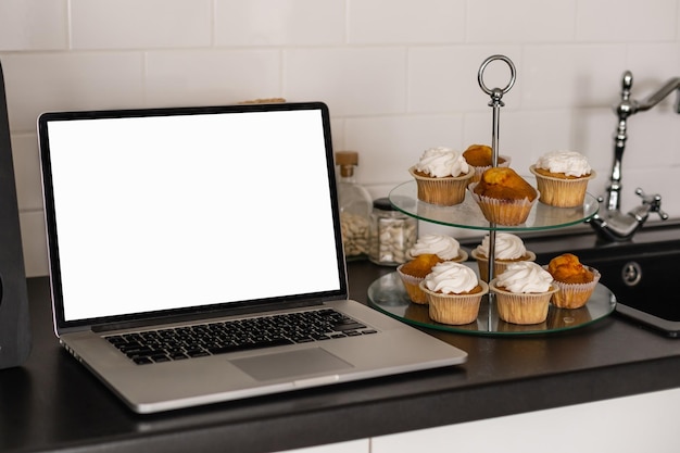 Laptop met een leeg scherm op tafel.