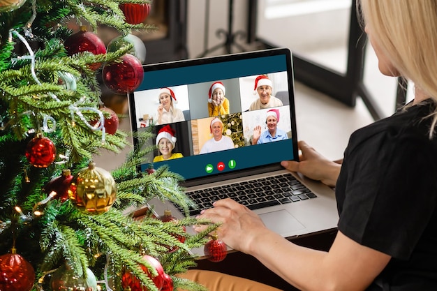 laptop met geschenkdoos en kerstverlichting achtergrond.