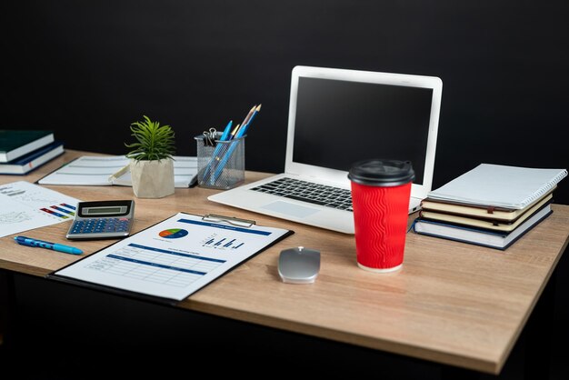 laptop met grafieken grafieken diagrammen rekenmachine notepad pen werkplek zonder mensen