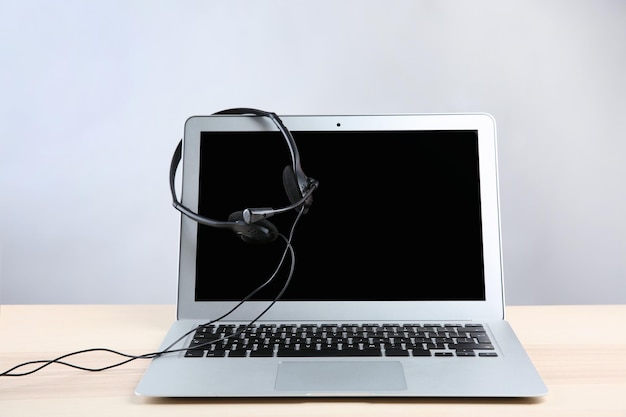 Laptop met headset op witte tafel