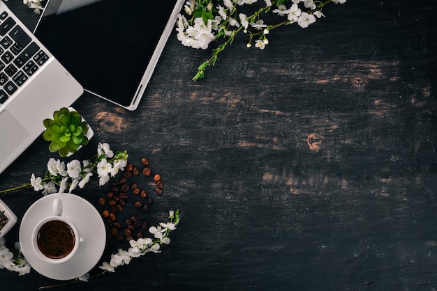 Laptop met koffie en bloemen Business Op een houten achtergrond Bovenaanzicht Copy space