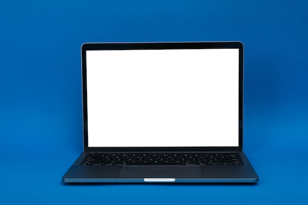 Laptop met leeg scherm op blauwe achtergrond