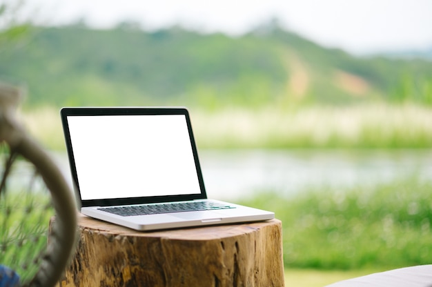 Laptop met leeg scherm op het terras