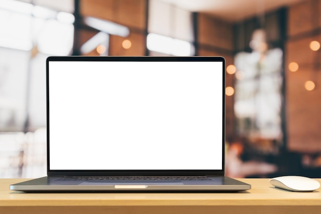 Laptop met leeg scherm op houten tafel met café coffeeshop wazige achtergrond