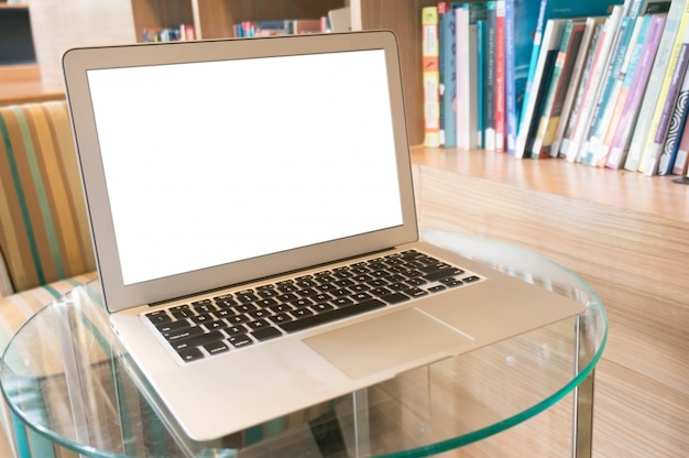 Laptop met leeg scherm op houten tafel voor bibliotheek - Technologie concept