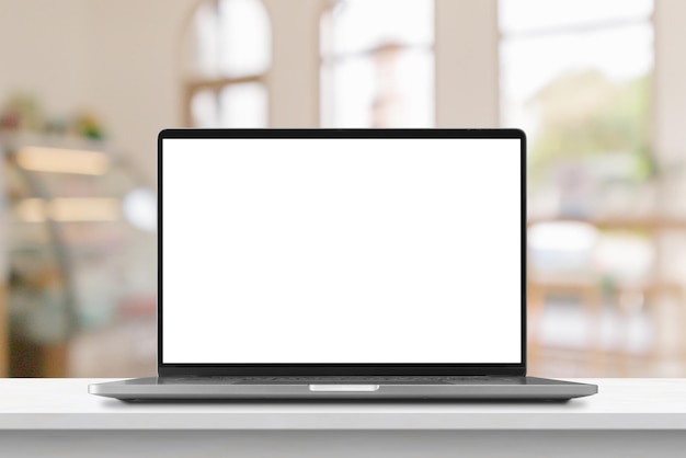 Laptop met leeg scherm op marmeren tafel met café coffeeshop wazige achtergrond