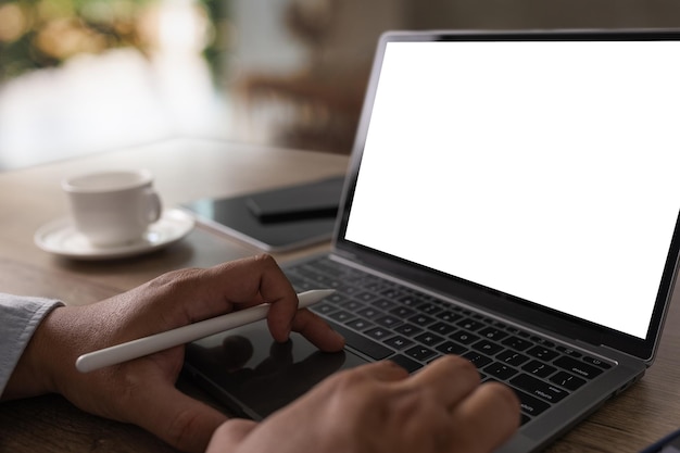 Laptop met leeg scherm op tafel interieur man op zijn werkplek met behulp van technologyxA