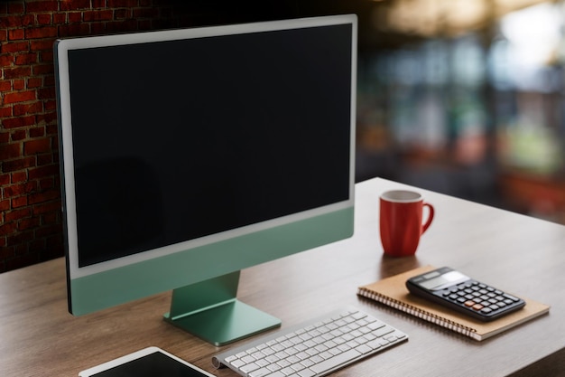 Laptop met leeg scherm op tafel Werkruimte achtergrond nieuw project op laptopcomputer met blanco kopie ruimtescherm voor uw reclametekstbericht