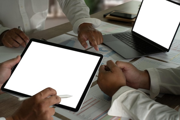 Laptop met leeg scherm op tafel Werkruimte achtergrond nieuw project op laptopcomputer met blanco kopie ruimtescherm voor uw reclametekstbericht