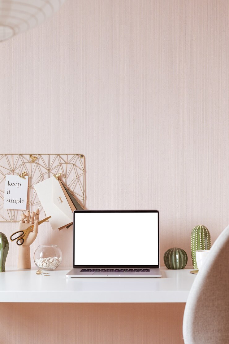 Laptop met leeg wit scherm op kantoor bureau interieur. Stijlvolle gouden werkplek mockup tafelweergave.