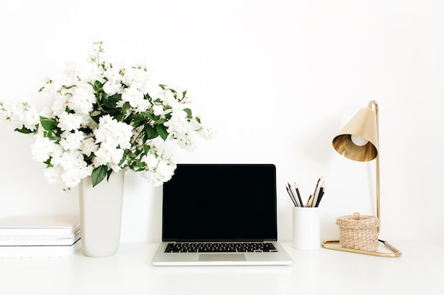 Laptop met mockup lege kopie ruimte scherm op tafel