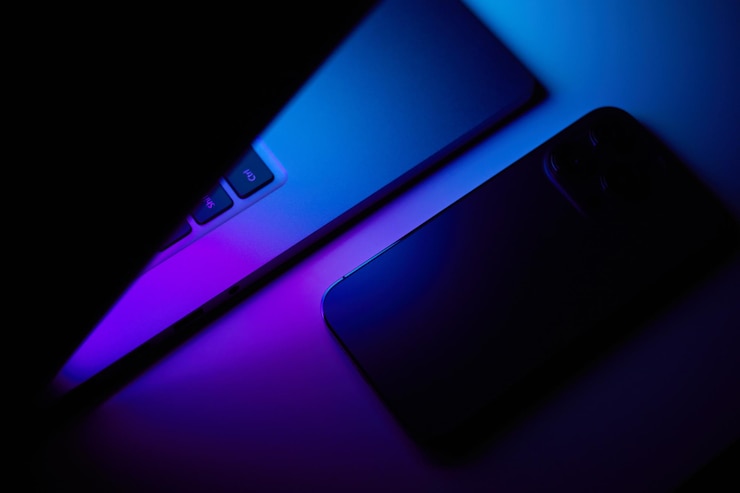 Foto laptop met smartphone neon donker licht technologie internet bedrijfsconcept