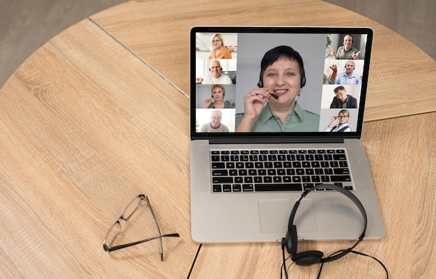 Foto laptop met videoconferentie staat op tafel.