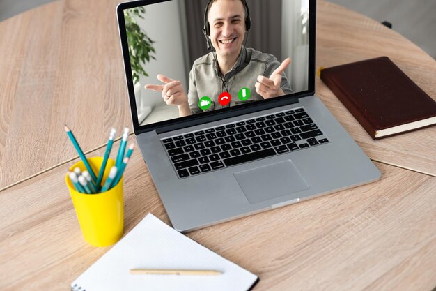 Laptop met videoconferentie staat op tafel.