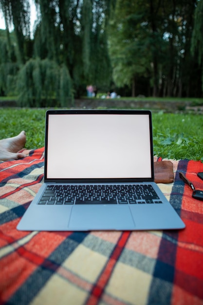 Laptop met wit scherm kopieerruimte freelance op afstand buiten werken