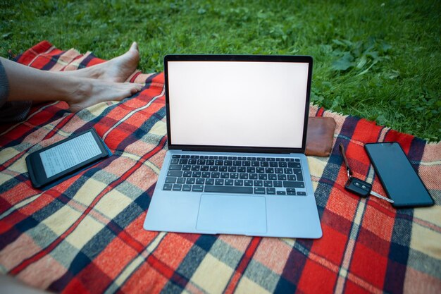 Laptop met wit scherm kopieerruimte freelance op afstand buiten werken