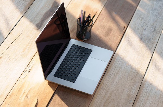 Foto laptop met zwart leeg scherm op een houten bureau