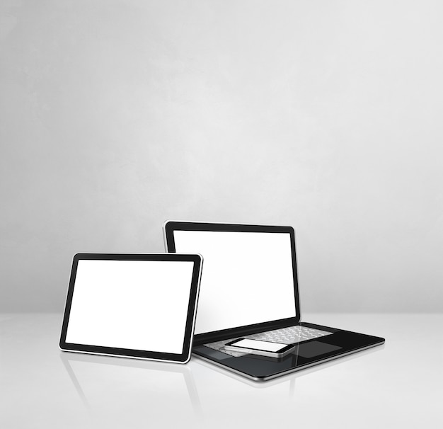 Laptop, mobiele telefoon en digitale tabletpc op wit concreet bureau. 3D-afbeelding