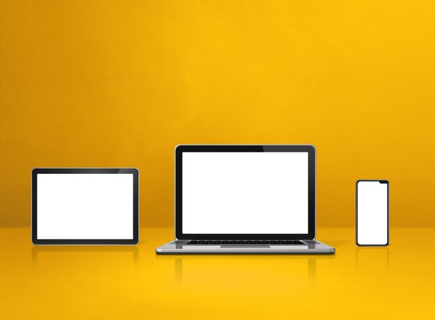 노란색 사무실 책상에 노트북, 휴대 전화 및 디지털 태블릿 pc. 3D 일러스트레이션