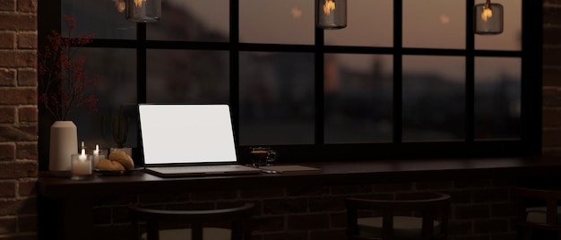 Laptop mockup en decor op tafel tegen het raam in moderne loft coffeeshop 's nachts