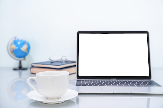 Laptop mockup en koffiekopje op tafel