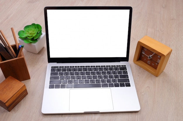 Laptop model en bureaukantoorbehoeften op houten achtergrond