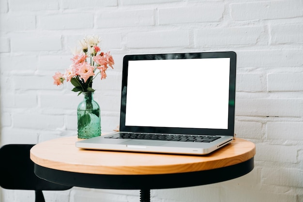 Photo laptop or notebook with blank screen on woodden business workspace desk