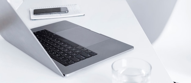 사진 흰색 사무실이나 집 테이블에 노트북 원격 작업 또는 온라인 학습 개념 프리랜서 작업 공간