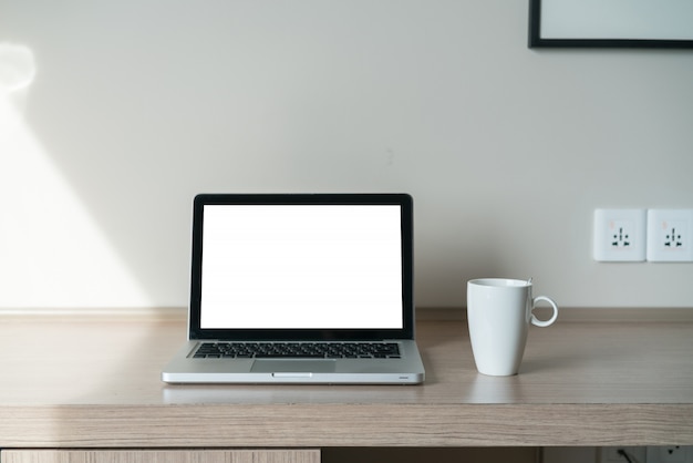 Laptop op een bureau met lamp