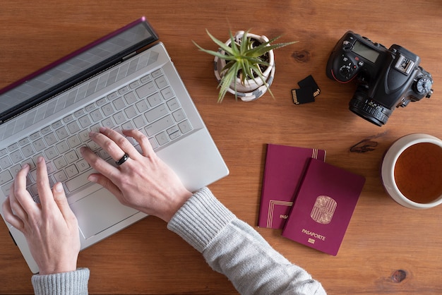 laptop op een houten bureau