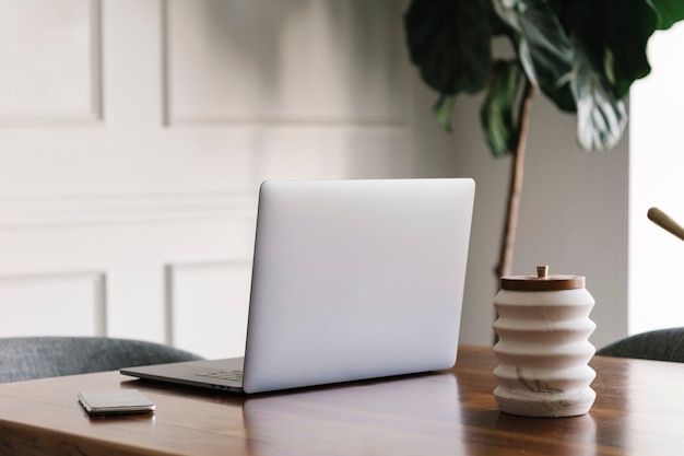 Laptop op een houten tafel in een vergaderruimte