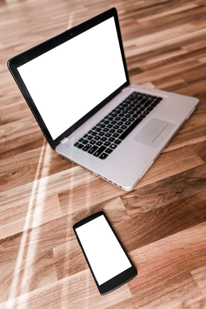 Foto laptop op een houten tafel met een mobiele telefoon