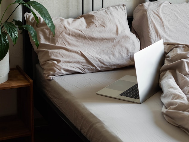 Laptop op het bed in de slaapkamer