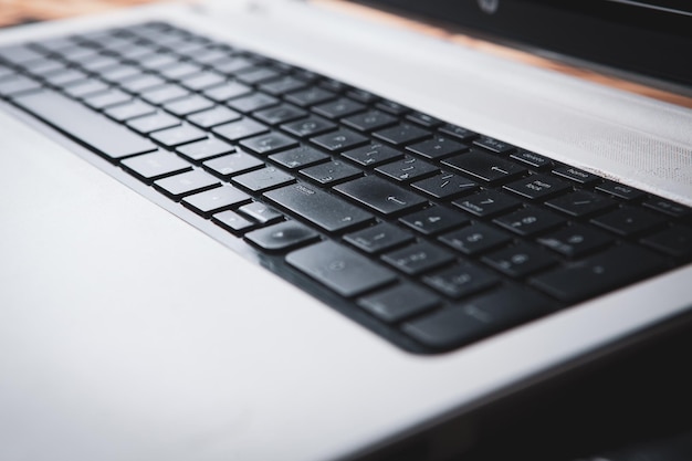 Laptop op tafel aan het internetten