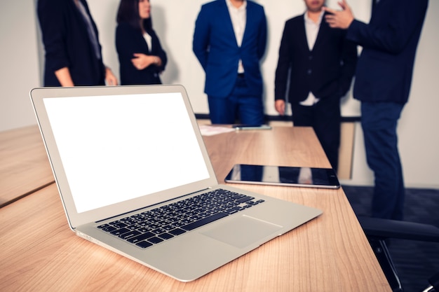 Laptop op tafel in de vergaderzaal