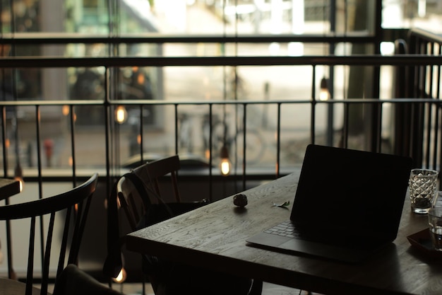 Laptop op tafel in het restaurant.