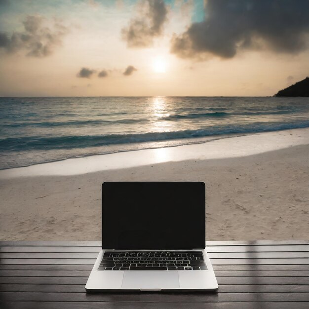 Foto laptop op tafel op het strand.